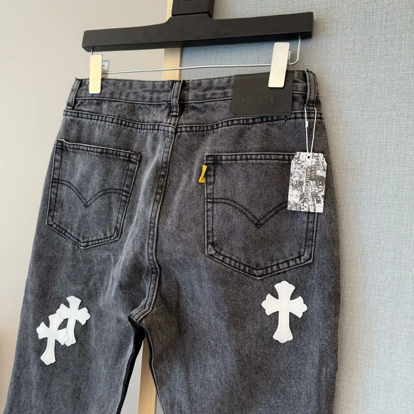 P260 model number: D325 GALLERY DEPT & Chrome hearts. Spliced cross loose washed flared jeans to truly restore the ultimate vintage texture. The original hardware accessories, washed and other elevators, QR code analysis are all purchased from the original factory, with high degree of restoration. You are welcome to compare the products~ Three-dimensional version Loose and comfortable, not picky about the figure, taller and slimmer. Factory Seiko. Original quality control. Same style for men and women. Can be matched with couples. Versatile recommendation. Must-have jeans for all seasons. Trendy people have been disappointed. From the quality selection of fabrics, the tailoring of details, and the matching of patterns, everything is impeccable! The upper body is so handsome when worn...it can be easily worn by men, women and children! The craftsmanship is made of heavy-duty washed pure cotton denim fabric. After washing, it is soft and thick. It is very stylish when worn. Size: 28, 30, 32, 34, 36 (S-XXL) Color: Stitching Size reference # 28 trouser length 100 waist 72 30 trouser length 102 waist 76 32 trouser length 104 waist 80 34 trouser length 106 waist 84 36 pants length 108 waist circumference 88